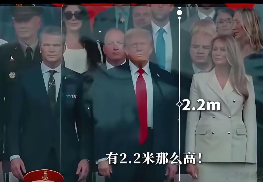 米国举办大阅兵时川普面前做了一块2.2米高的防弹玻璃，这是不相信谁啊？！[允悲]