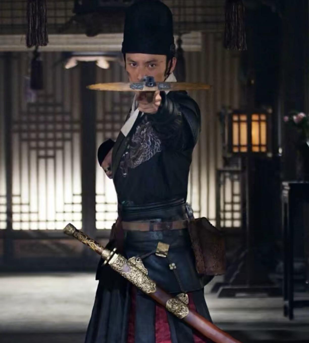 太平年:张彦泽率兵进攻开封府，十轮骑兵用弩射击城墙内，赴匡胤命人用盾挡之，盾上的