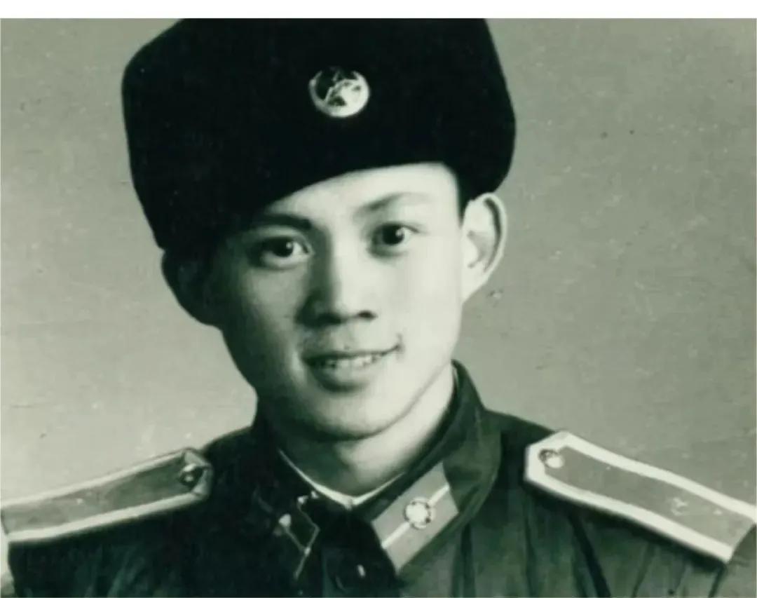 [中国赞]1980年，美国。一位女士正翻看来自国内的《光明日报》，不经意间，眼睛