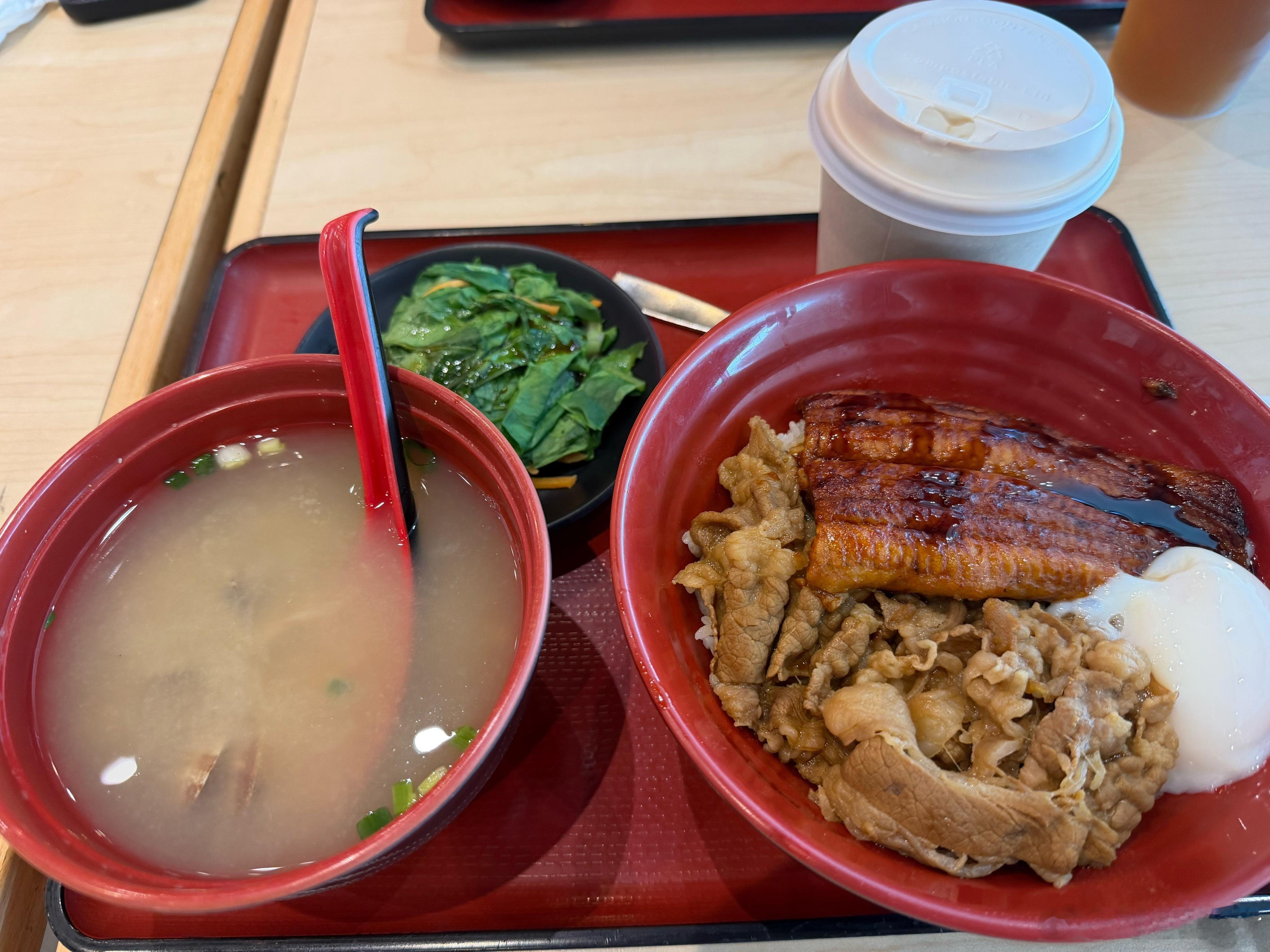 谢邀！转机途中：来顿温泉蛋牛肉鳗鱼丼配合一杯M stand的标杯冰拿铁酒足饭饱登