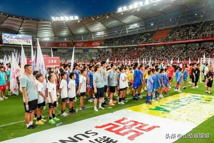 董路这次
在苏州搞的动静确实有点大了，
128支球队齐聚，除了咱们国内的，还有日