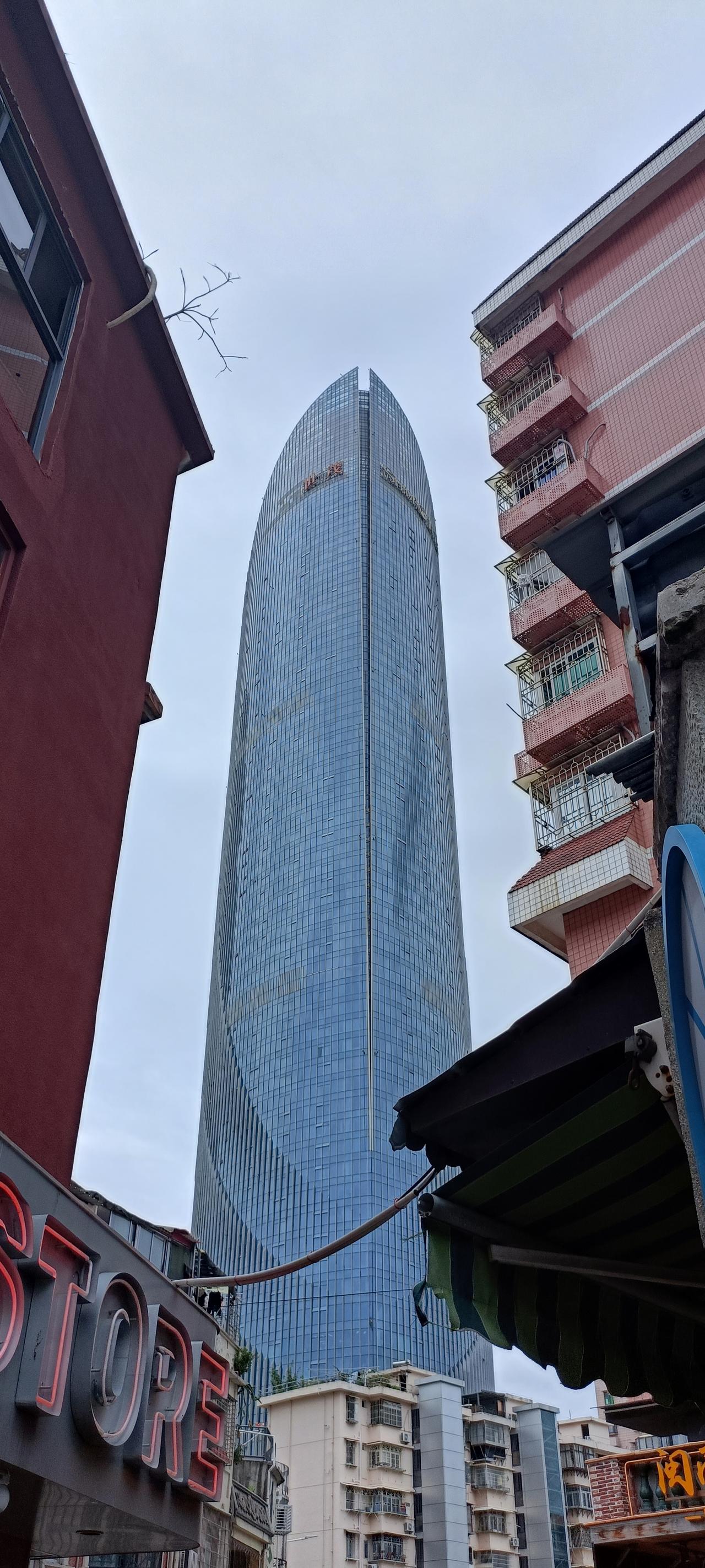 繁华都市中的现代高楼，与传统建筑相映成趣。
上联：高楼耸入云，
下联：繁华映古今