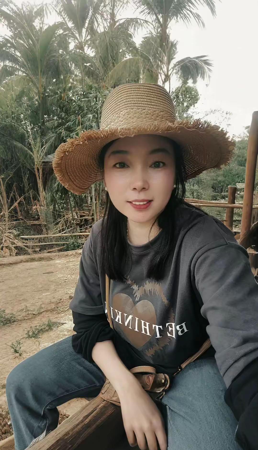 🌻: “难走的路  我走了一程又一程              难听的话  听