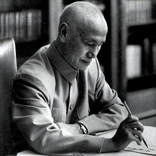 1955年底，纽约时报专访蒋介石。当问到当年"黄埔三杰"的时候，蒋介石意外地说了