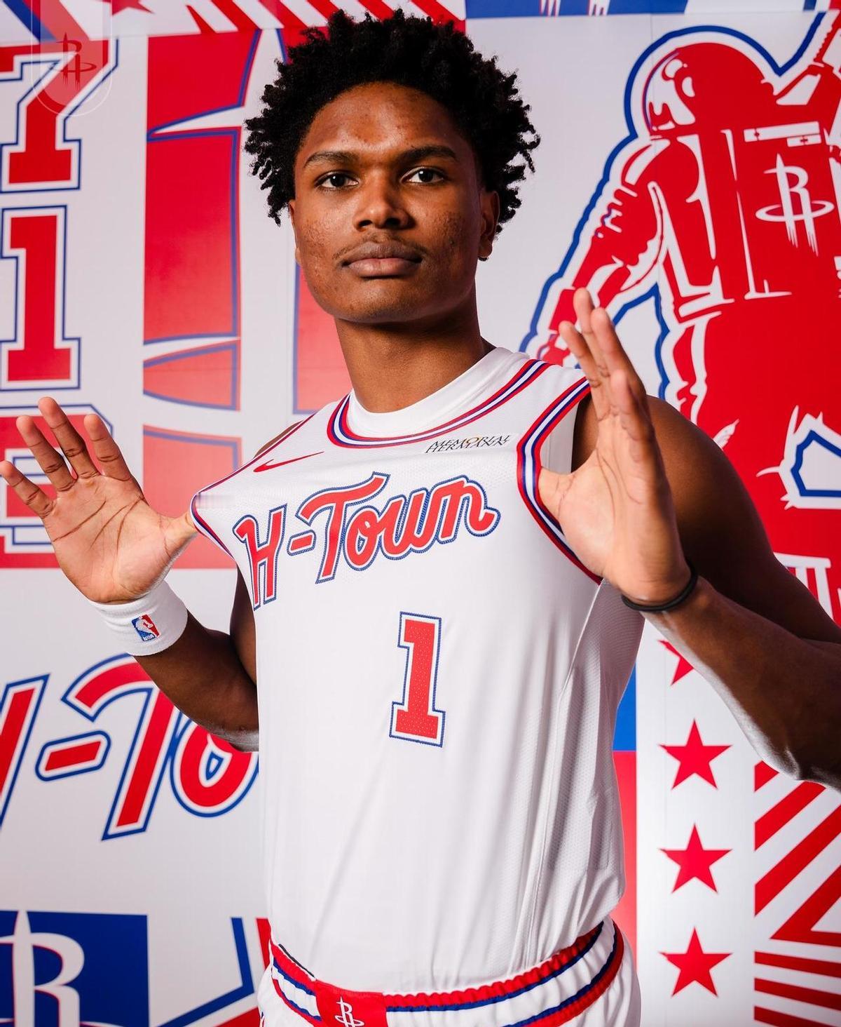 杜兰特没来打球，但把整个休斯顿的空气都带重了。
那件城市版球衣，不是印花，是航天