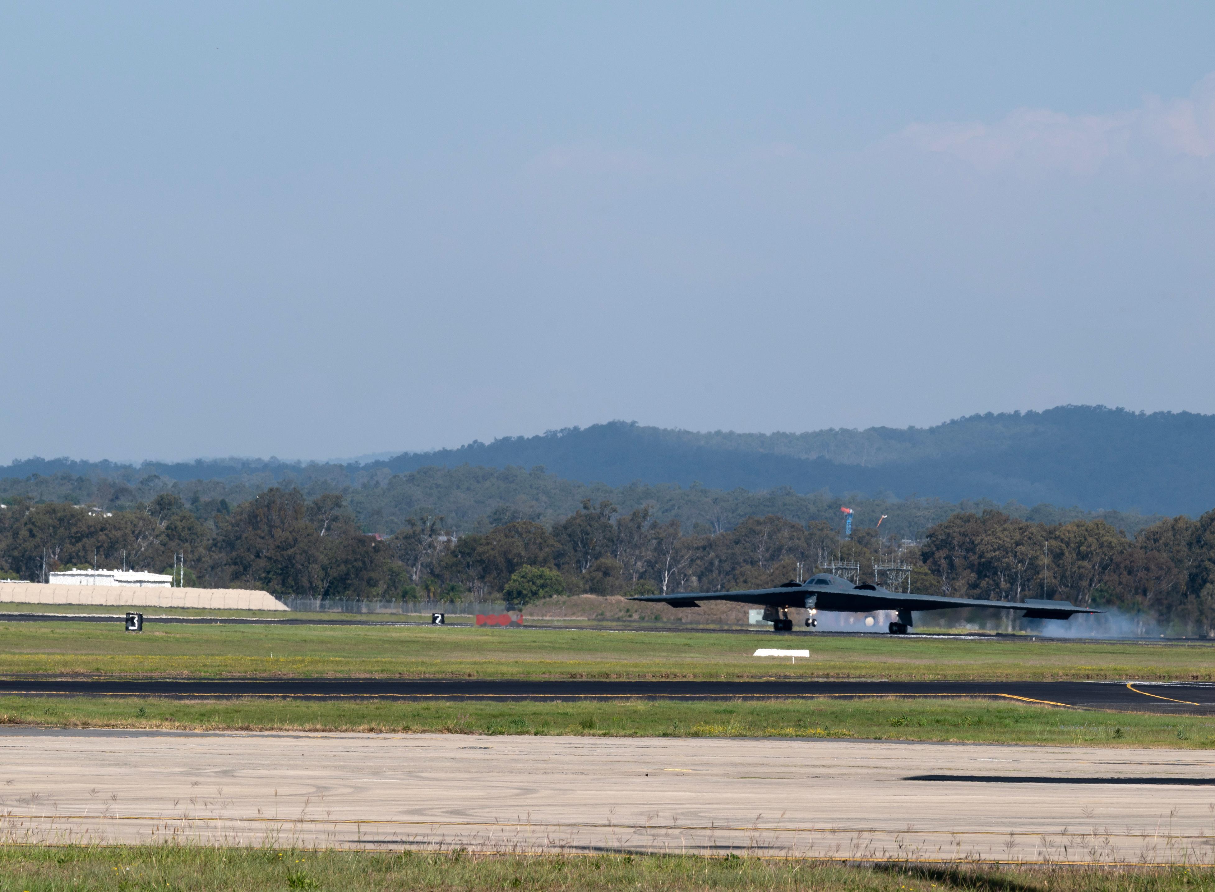 2024年9月9日，一架美国空军B-2 “幽灵 ”隐形轰炸机在完成轰炸机特遣部队