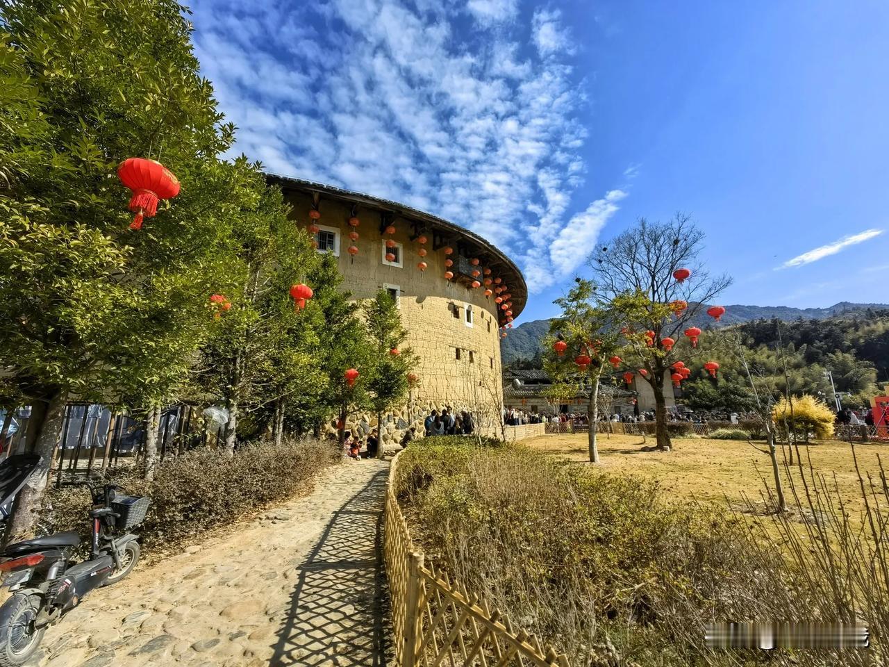 久闻福建土楼大名，春节假期到南靖看了看福建土楼，游人多得差点把土楼挤爆了，但感觉