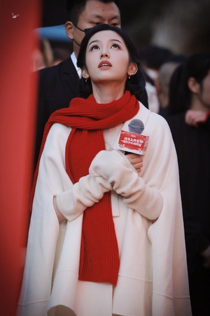 今日参加线下活动的周也真的又美又萌，像极了戴着红围巾的瓷娃娃