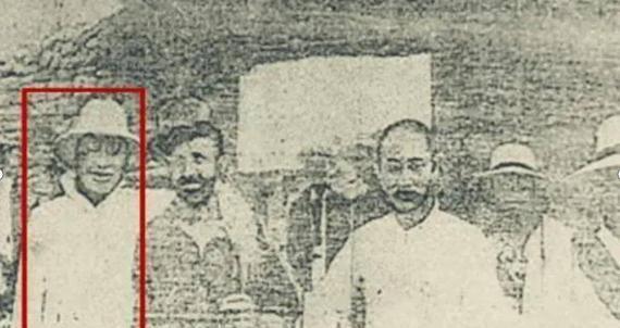 陈毅真厉害！

这个曾经在上海滩呼风唤雨的青帮大佬，居然拿着扫帚站在大世界门口，