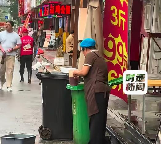 必须严查！7月3日，辽宁沈阳，男子经过一家烤鱼店后门，发现有一个员工竟然拿个盆，