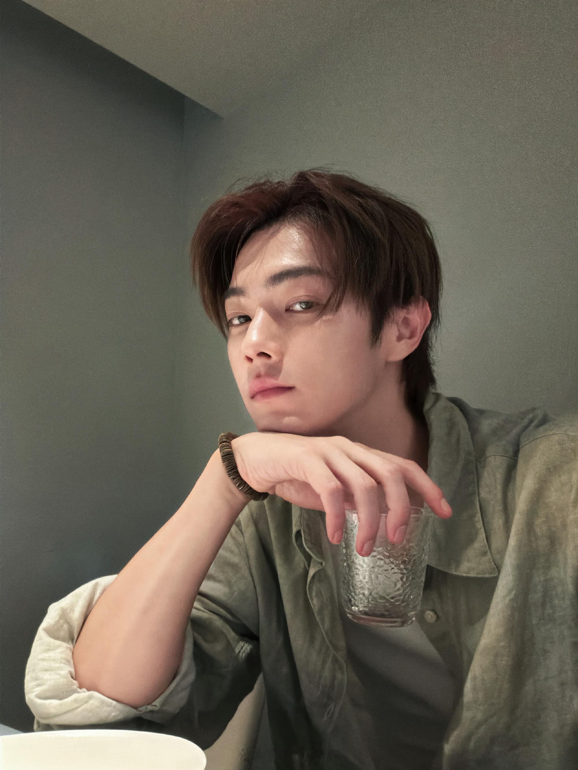 张真源拿洗脚桶给许凯接水 真源看到许凯没东西接表示着急呀迅速搜索附近有什么可以接