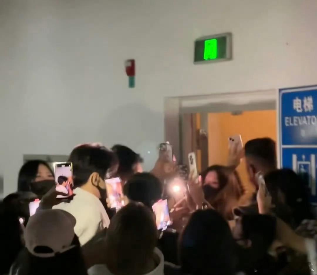 田雷挣窝囊费最近热搜上看到过好多次他的黑词条了，还要闹到什么时候[疑问] ​​​
