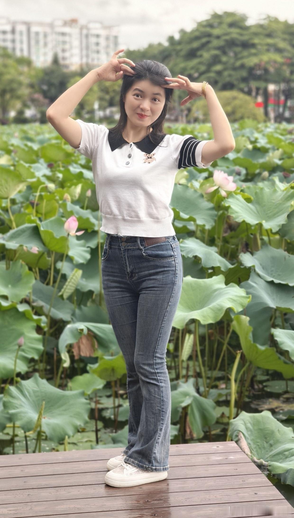 时尚穿搭今天穿什么ootd 白衬衫搭配复古牛仔裤简约朴素 