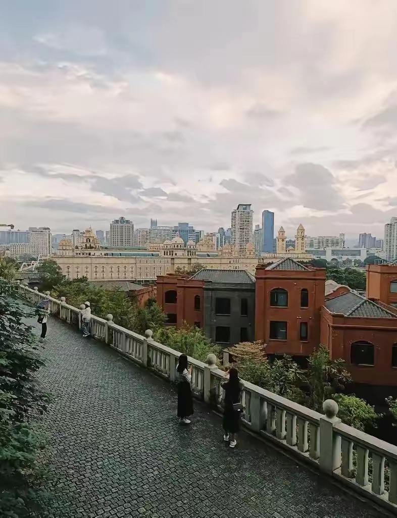 台湾彻底坐不住了！高雄科大前校长吴建国，直接说出了大实话。他警告台湾民众，美国只