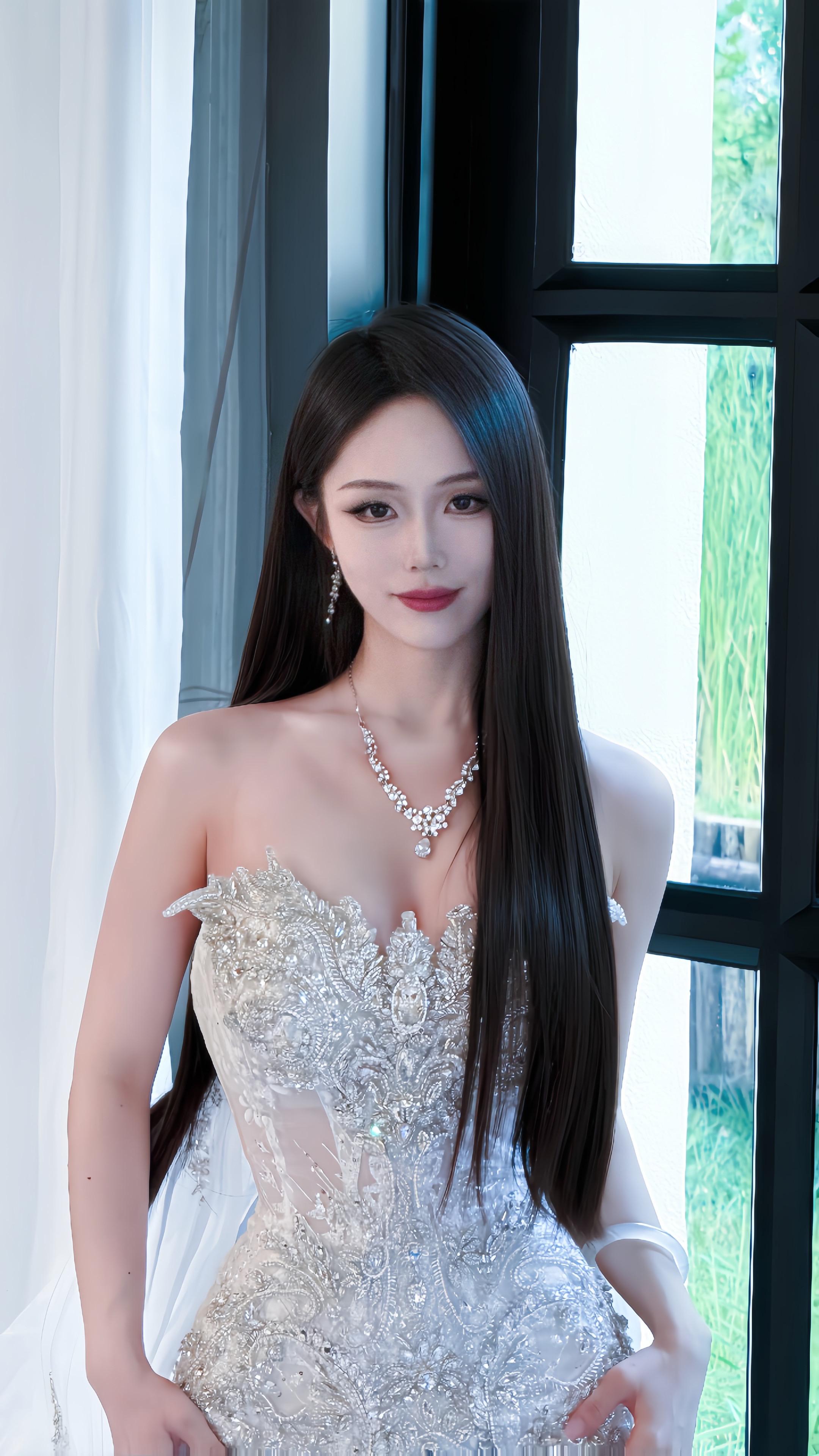 不必在意我的外貌和装扮 因为我这热烈真实的女人不会和你有半点交集