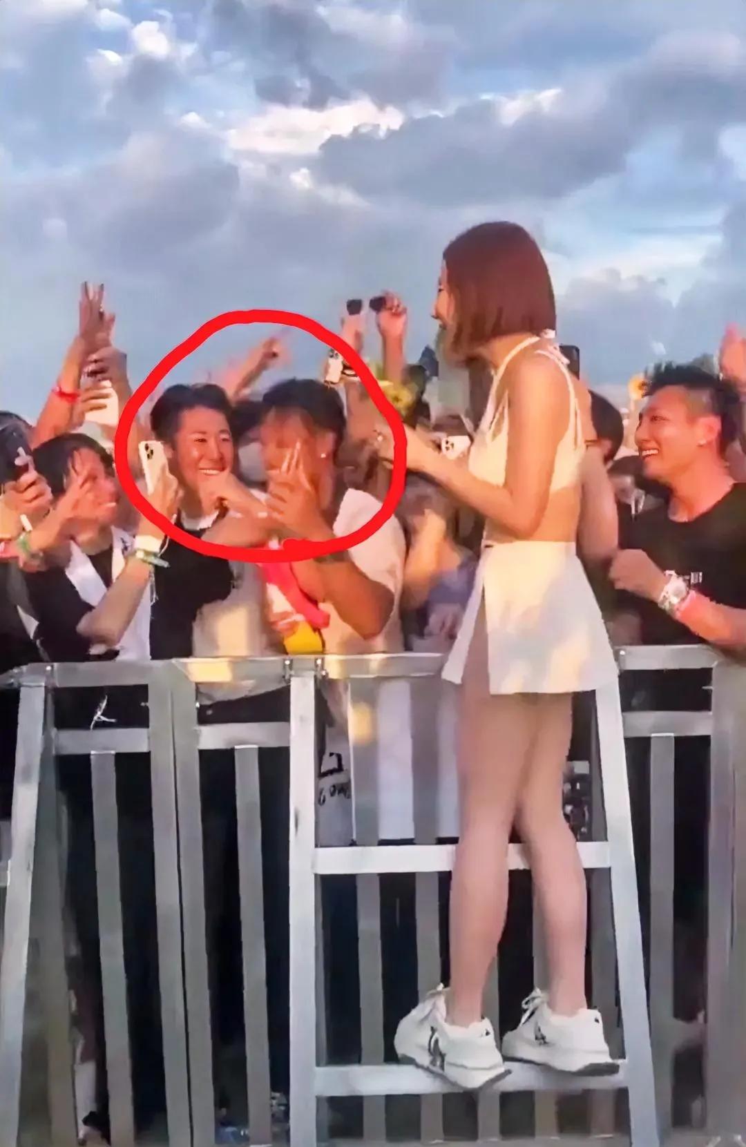 “日本之耻”成日本热搜！
韩国女艺人在日本表演时与观众互动，被多人袭胸，事后她说