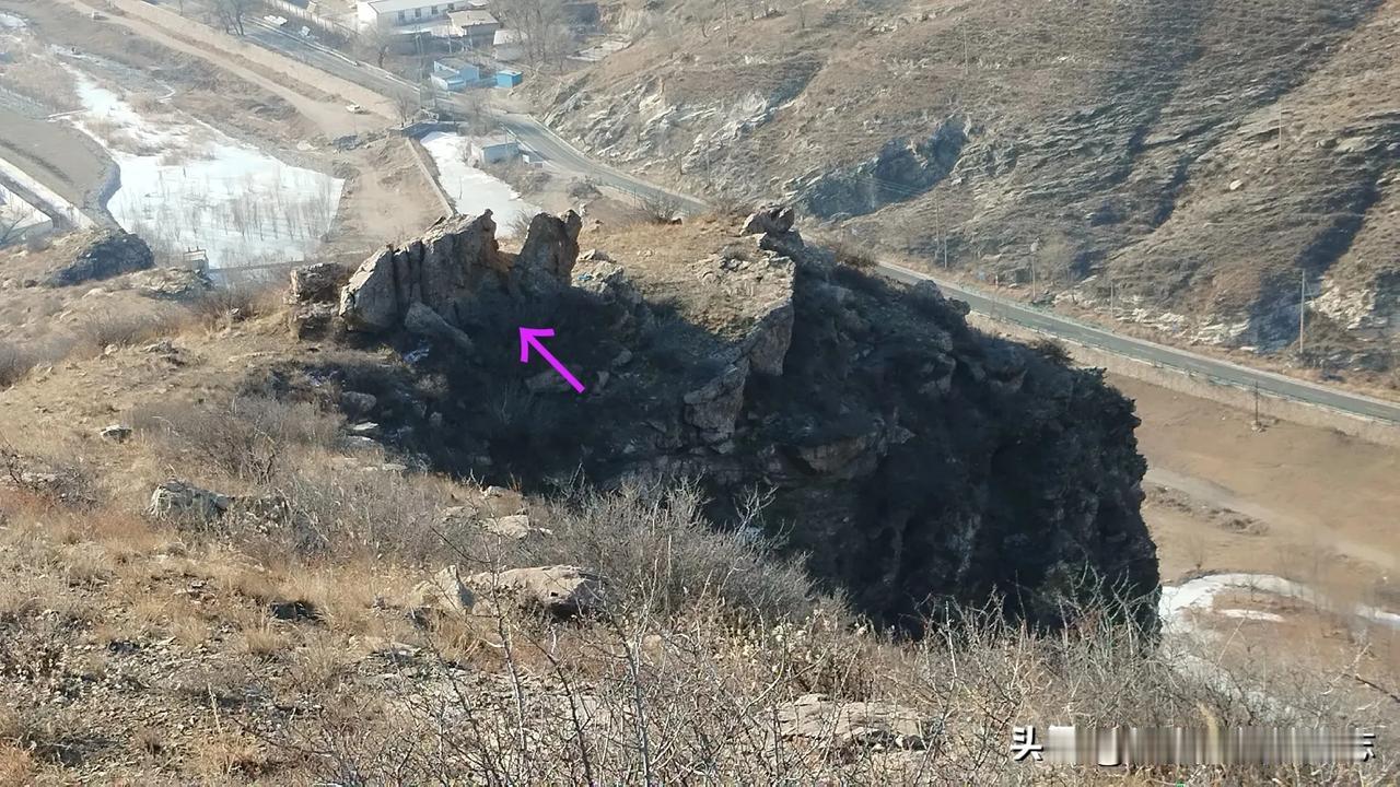 形如骆驼和无角龙头的山坡怪石