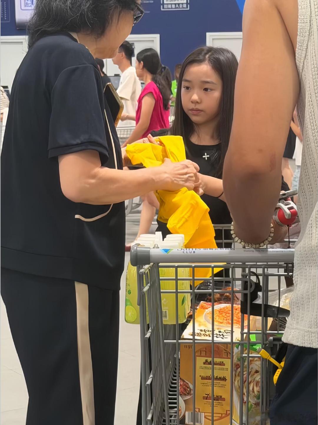 偶遇小酒窝和爸爸奶奶一起逛超市 偶遇小酒窝和爸爸奶奶一起逛超市，这是回天津了嘛？