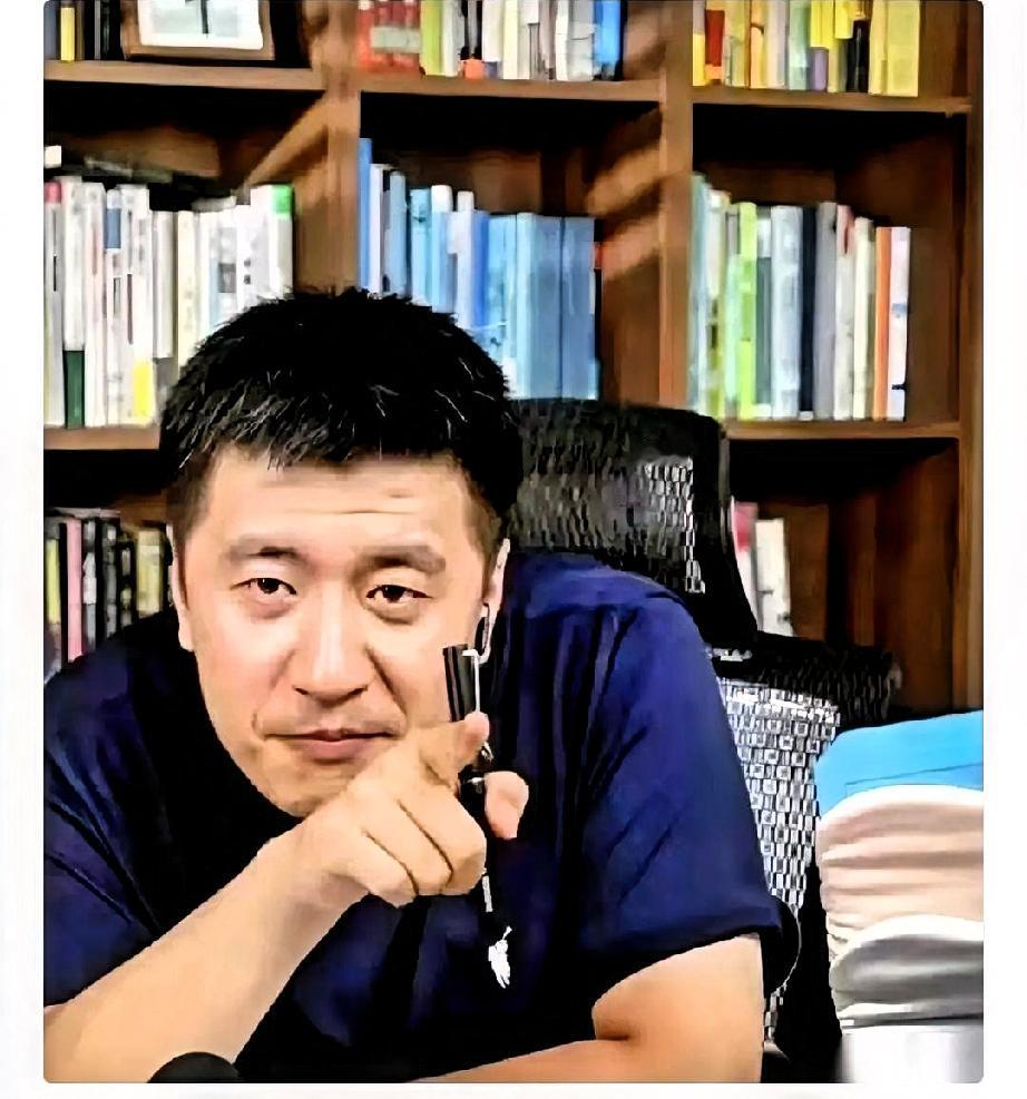 刷到张雪峰那段话，我后背都凉了。
他说，当年那些不读书、不听话、专跟老师对着干的
