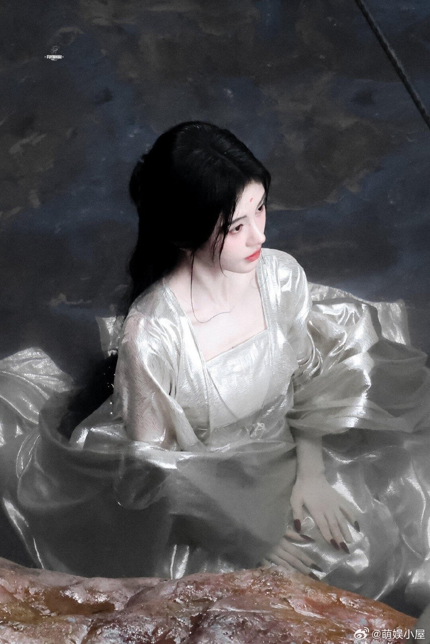 鞠婧祎陈都灵水戏 谁能拒绝水中美人啊😱鞠婧祎陈都灵同步出水，身段与颜值双双在线