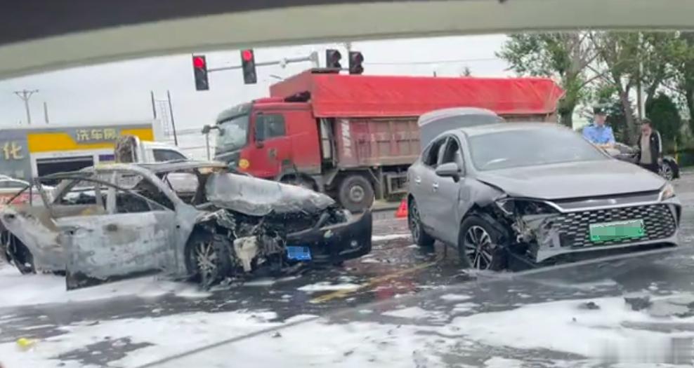 蚌埠住，秦Plus撞油车， 结果油车烧了，电车还没事 