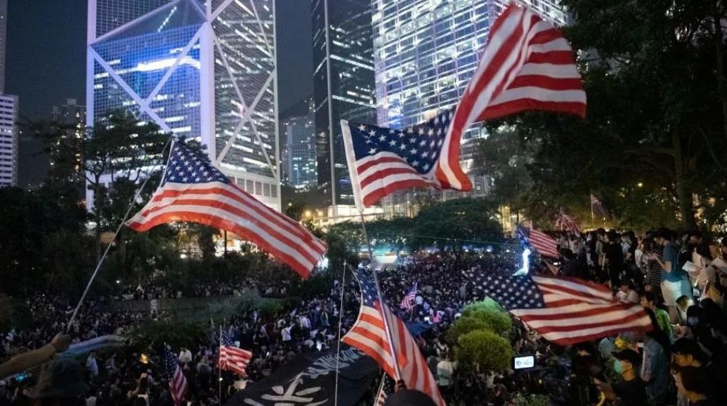 美国取消香港的特殊地位身份，实际上将促进中国未来实现一国一制。拜登政府确认香港不