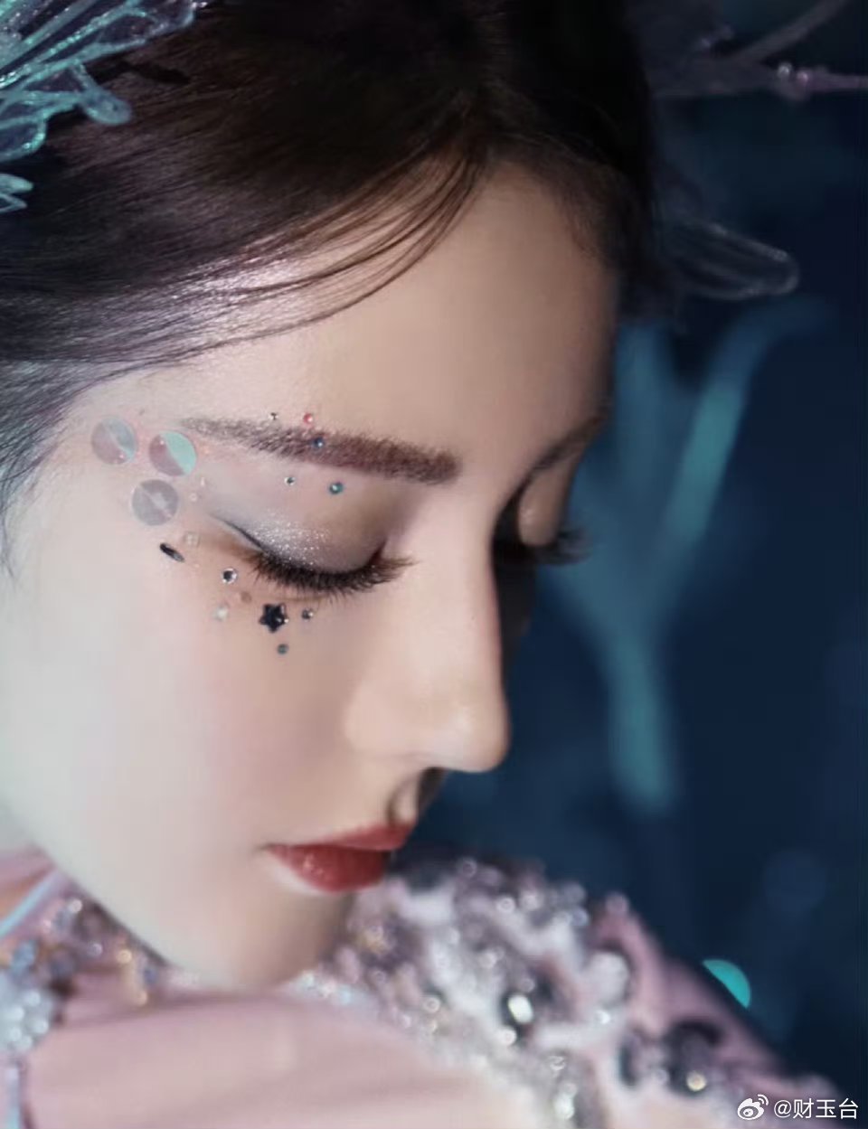 迪丽热巴报平安 看到热巴亲自发声报平安，悬着的心终于放下了。因不可抗力滞留海外，