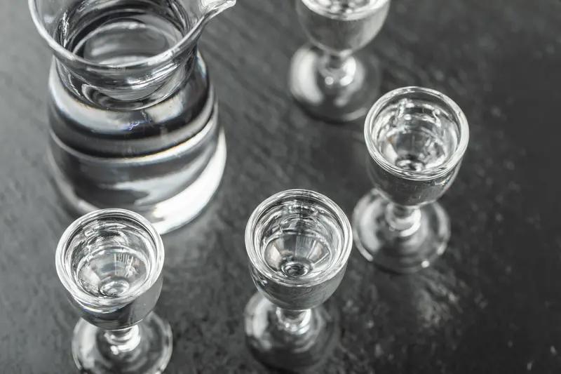 男子熬夜打游戏后连喝两场酒 ，最终导致酒精中毒死亡 ，4人共消费白酒4杯、红牛1