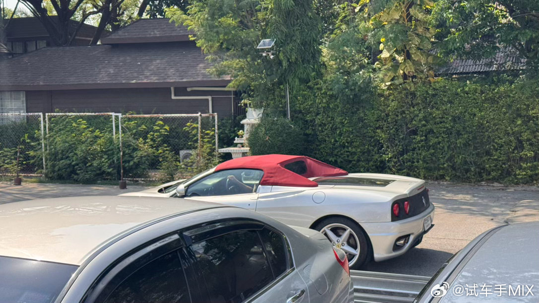 敞篷用红色软顶，搭配什么车色都很好看❤️看习惯了黑色的软顶，总觉得黑色很单调…非