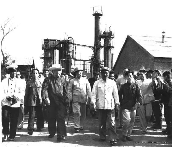 1959年5月28日，朱德、董必武等一行重点视察了锦西石油五厂的煤炼油工程。当时