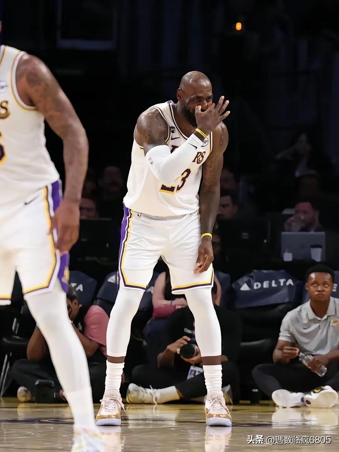 明日湖人迎战公牛詹姆斯会不会复出？

詹姆斯因肘部伤势缺席了三场比赛，湖人反而取