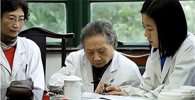 国医大师朱南孙，101岁高龄仍在坐诊，养生秘诀：两不沾、两坚持
先说说这第一点“