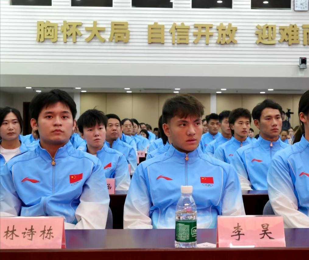 林诗栋：哥，你守门员坐第一排我懂，亚运会上扑点球比我们打球还吓人。我打乒乓坐这儿