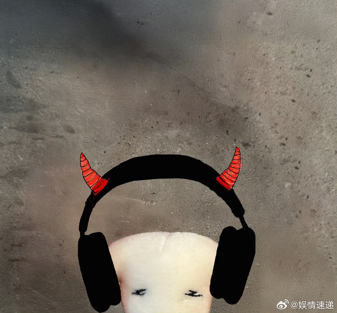 易烊千玺录歌自拍易烊千玺羊角贴纸海报 