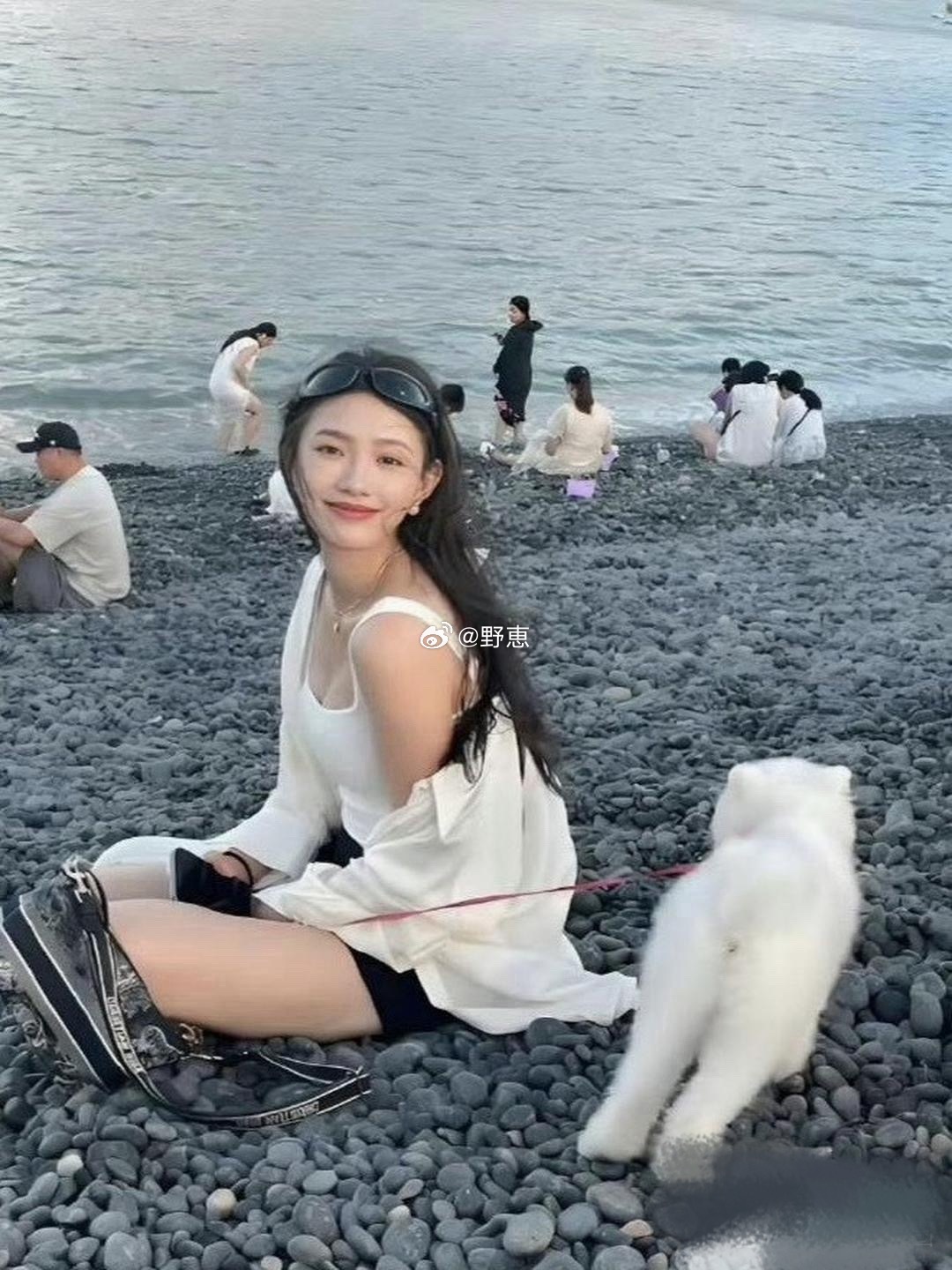 林允后面男的不知道这是明星吗？看一眼都不看 