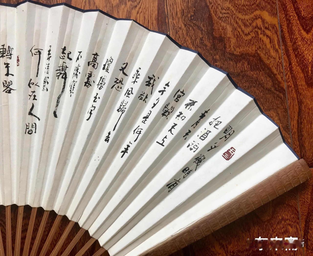 西江月 · 题扇面书法《水调歌头》
      
小巧玲珑扇面，端严俊逸真书。丹