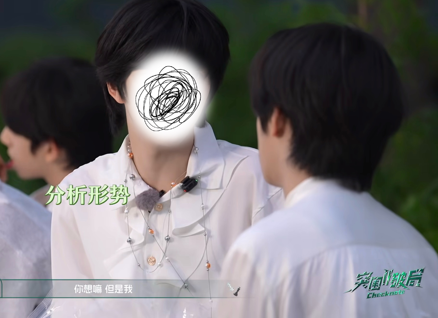 王璐子坐下来小小的一只，跟别人讲话要仰头看，萌萌嘟 