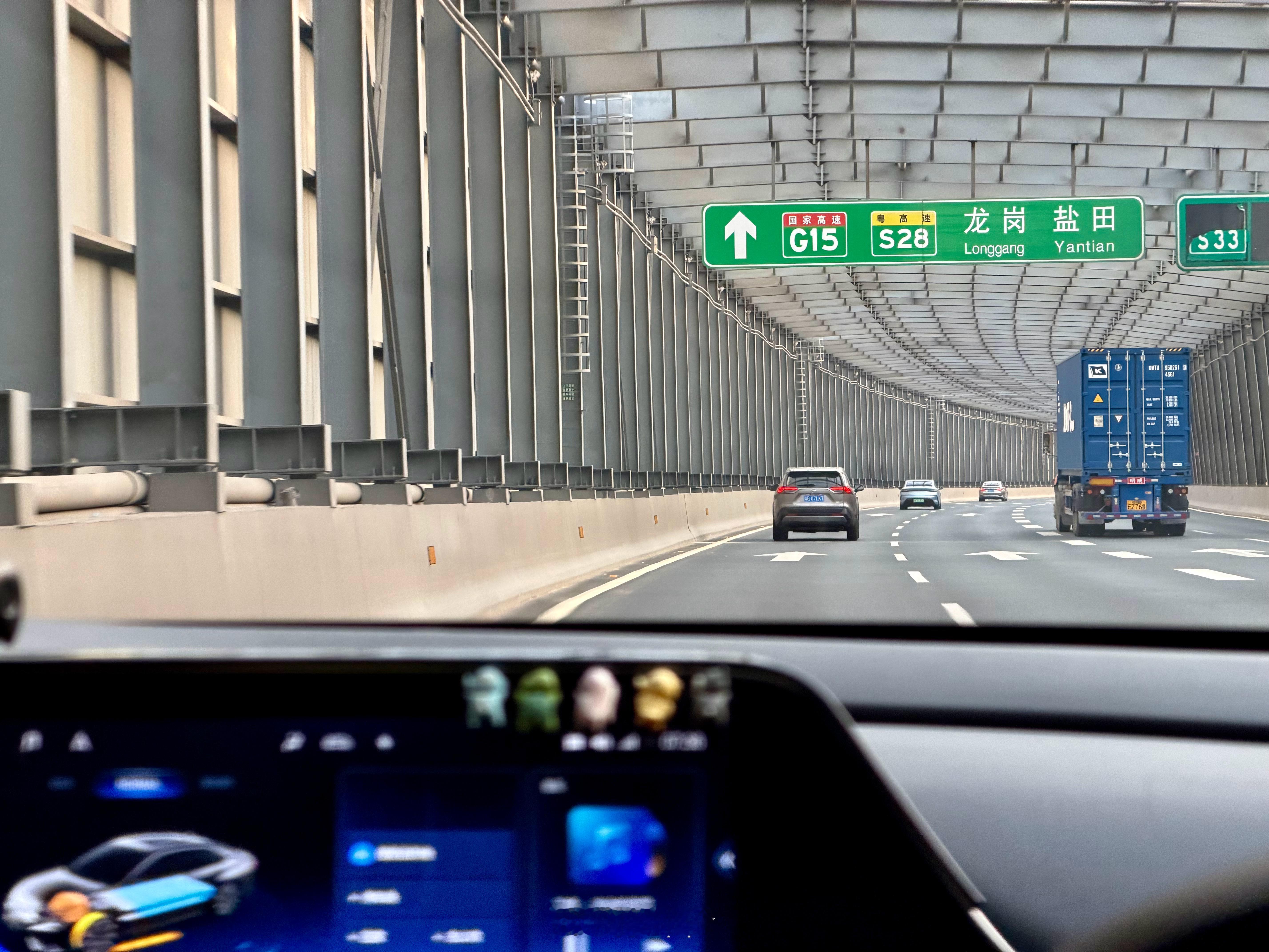 深圳这几条快速路和高速车流量少的时候那是真方便，指哪打哪半个小时搞定早晚走都很舒