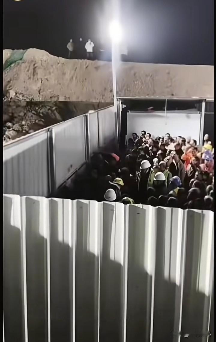 福建厦门一工地建筑工人摇晃围栏大喊：“打开！我们要出去吃饭”！知情人称，工地要求