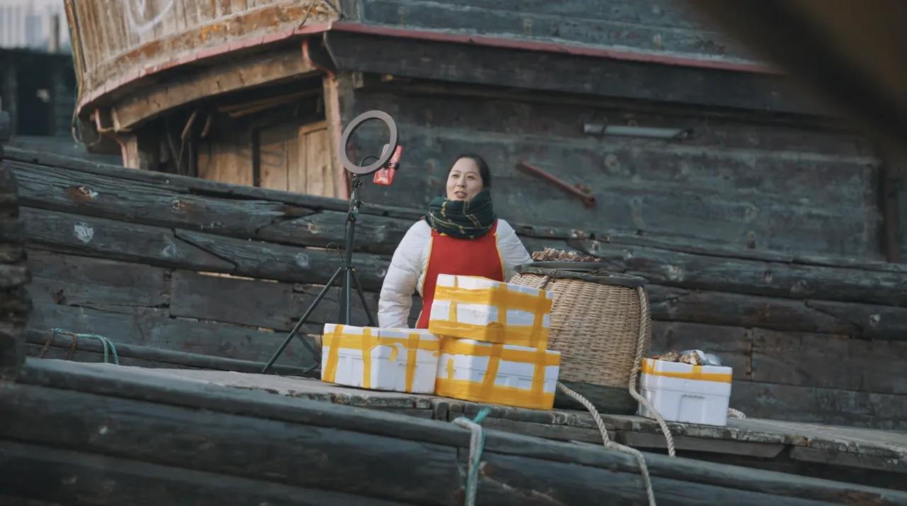 这个姑娘真是太猛了，首场直播卖了200盒海鲜，3个月卖了20万。你以为她是职场精