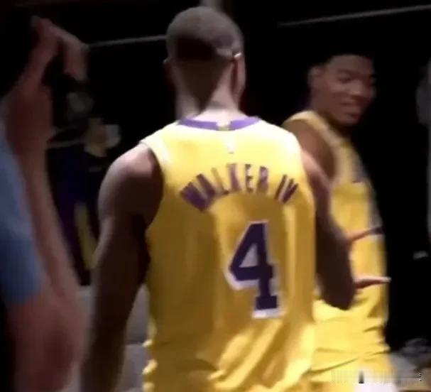 湖人最著名的奇兵回来了，依然让人唏嘘。

没错，就是无奈离开NBA去欧洲闯荡的朗