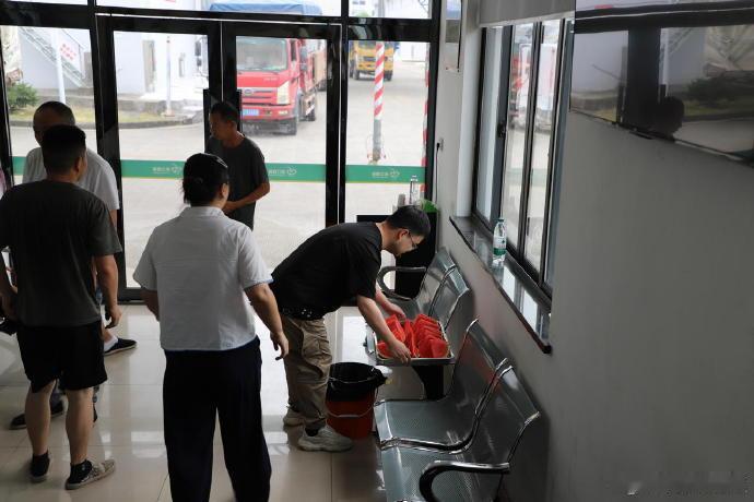 提前开秤抢收看台州椒江粮库的智与暖 台风还在海上，稻谷已经抢先进仓。椒江粮库这两