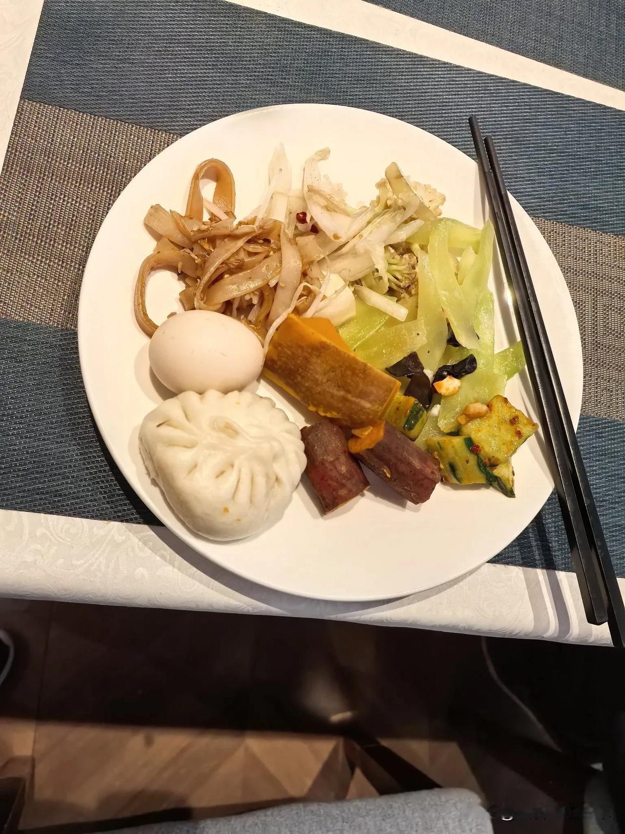 包子馍头，红薯南瓜，炒菜稀饭，牛肉面，牛奶豆浆，各种蛋糕面包水果，如果不挑剔，基