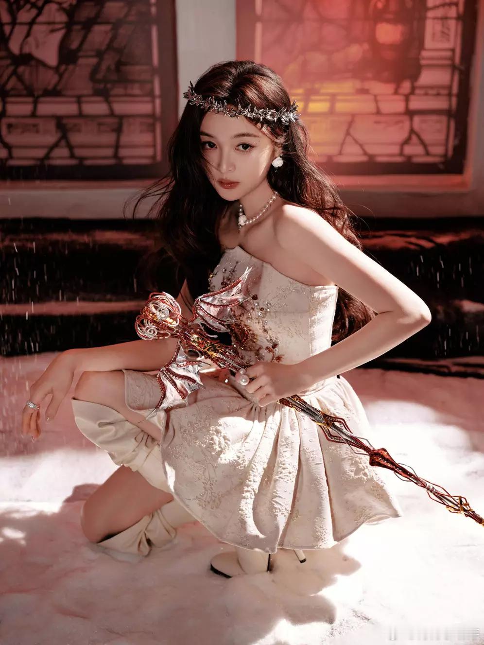 青青娱乐吴宣仪手持权杖变身甜心女王 抹胸裙勾勒纤细腰身 