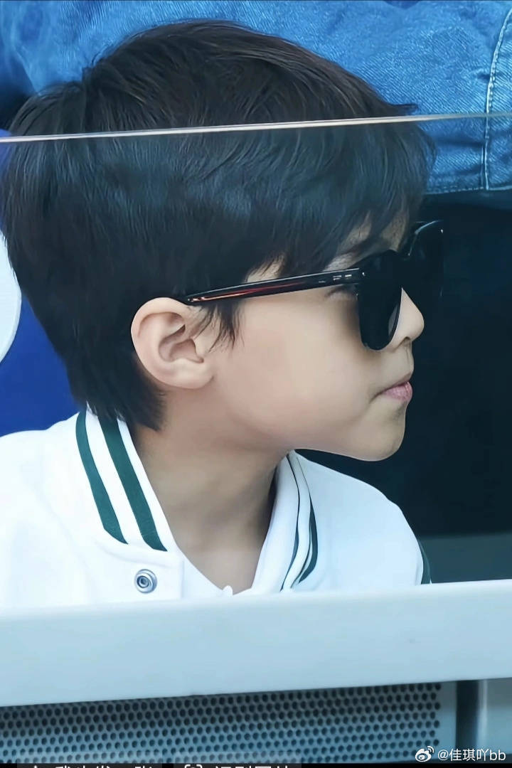 周杰伦昆凌8岁儿子正脸照密欧哥是真的帅