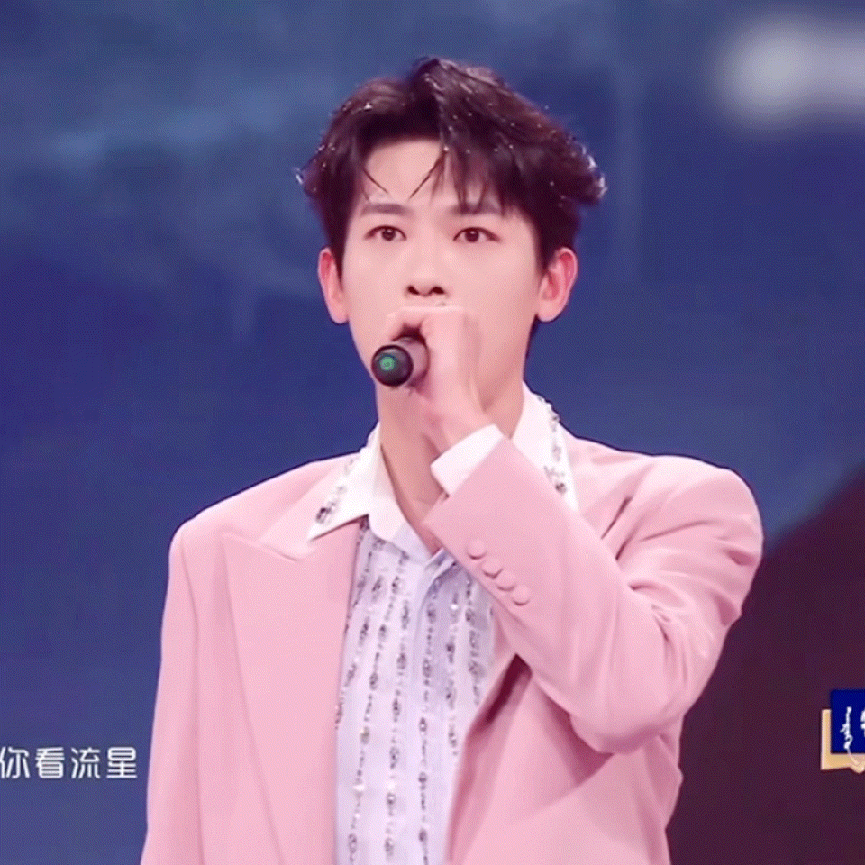 辛云来比心每根手指都很忙 跨晚辛云来粉西装帅出新高度，变魔术送玫瑰甜度爆表！合唱
