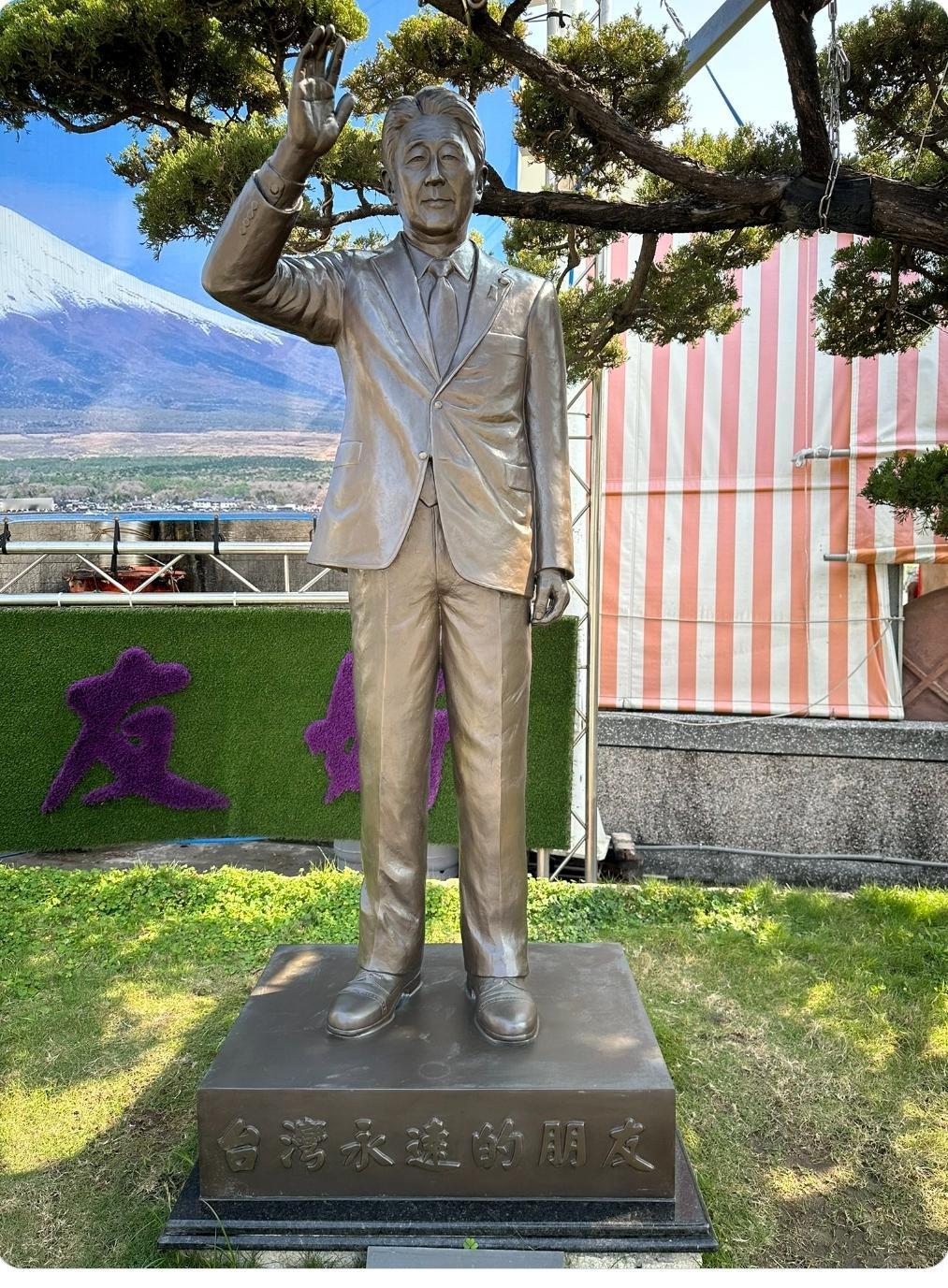 2022年7月8日，日本前首相安倍晋三在奈良街头演讲时遭枪击不幸身亡，震惊国际社