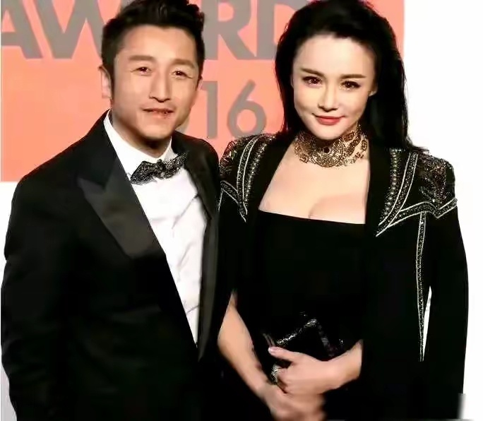 以前以为是她高攀了拳王，现在才知道，原来是拳王高攀了她啊。 北大毕业证的含金量，