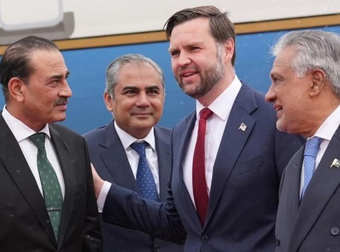 过去一周，万斯的无能与资历浅薄早已暴露无遗，甚至连美国国内不少人都持有相同看法，