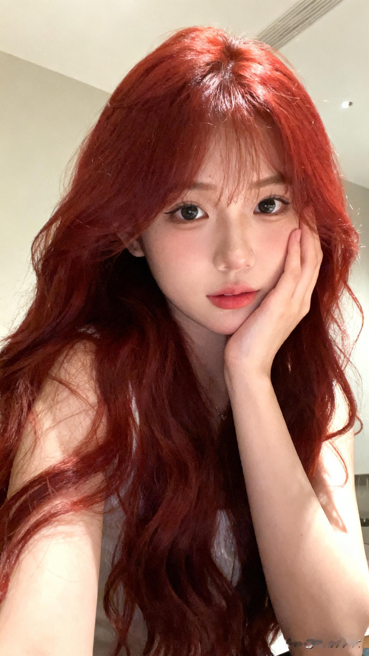 染了红色头发，感觉整个世界都变漂亮了染头发的女孩子